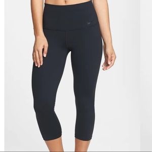 Nike Sculpt Dri-fit training capris Size Medium